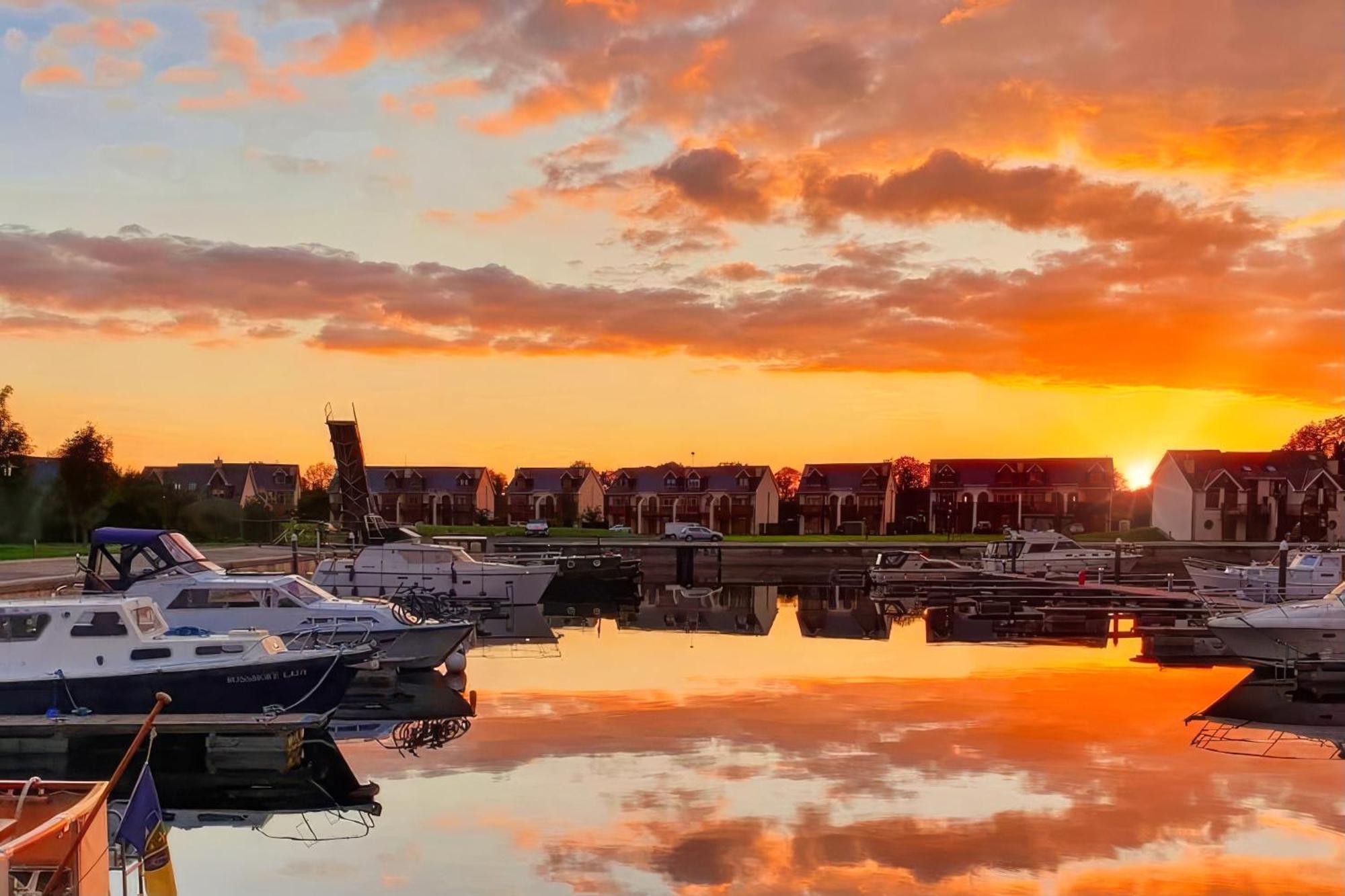 Shannonside - Stylish 5 Bed Marina Home & 40Ft Mooring Termonbarry Dış mekan fotoğraf